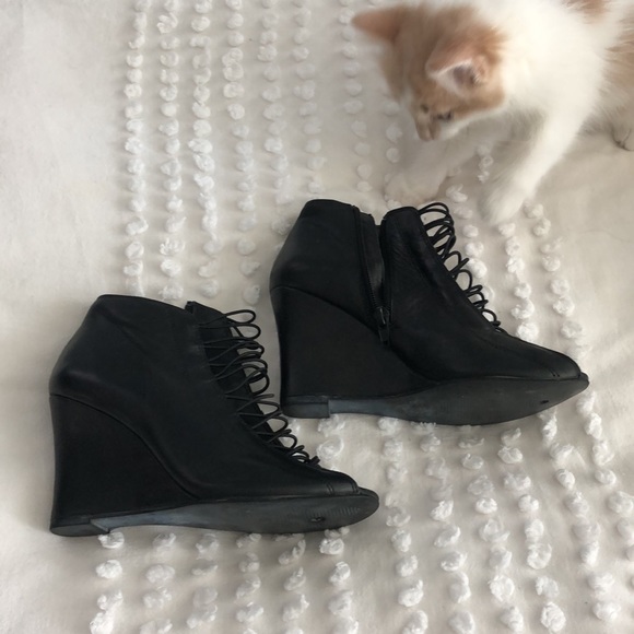 Chinese Laundry shoes - Picture 2 of 2